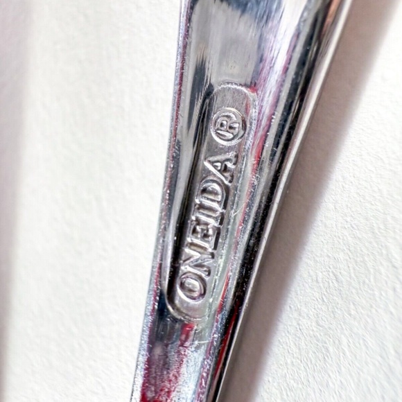 (8) Oneida Spoons – 4 Teaspoons & 4 Dessert Tablespoons – Good/Fair Condition 🍽 - Picture 5 of 6